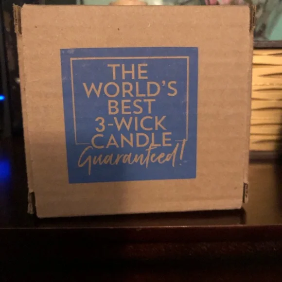 NWT Bath & Body Works Emily In Paris “ Macaron Cloud” 3- Wick Candle - Picture 3 of 4